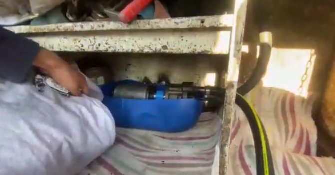 Kurdukları düzenekle araçlardan mazot çalan 2 şüpheli tutuklandı