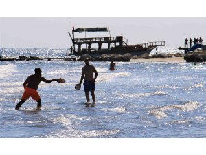 Kızkalesi’nde sonbaharda da deniz keyfi sürüyor