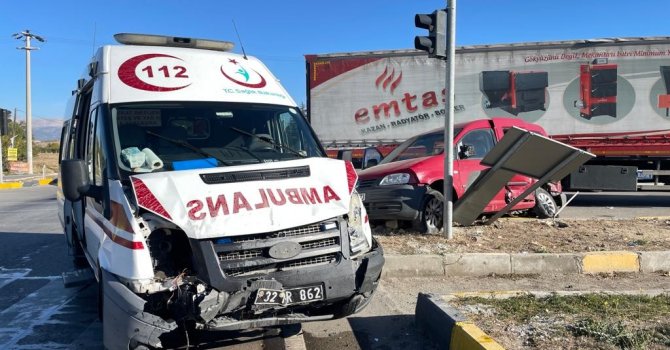 Isparta’da ambulans ile hafif ticari araç çarpıştı: 1 ölü, 6 yaralı