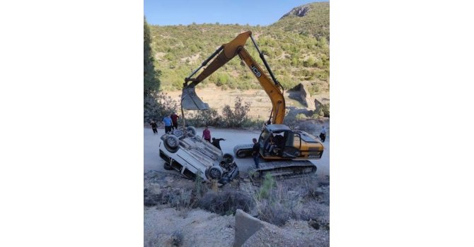 Otomobil uçtuğu şarampolden iş makinası ile çıkarıldı