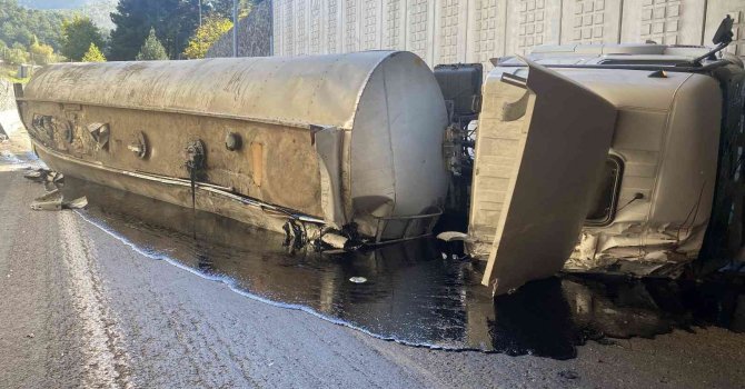 Adana’da asfalt yüklü tır devrildi: 1 yaralı