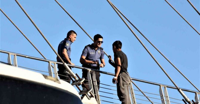 Üst geçitte intihar teşebbüsü polisin kollarında son buldu