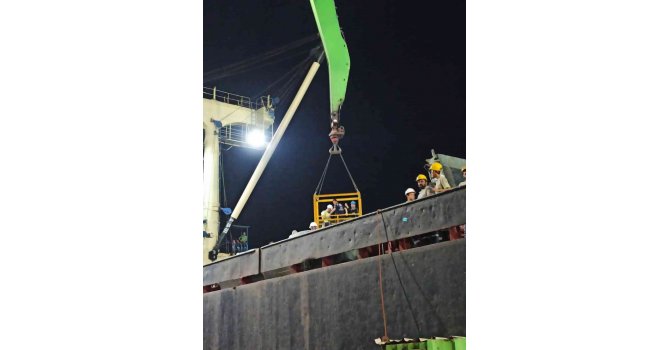 İskenderun’da gemi ambarına düşen işçi yaralandı