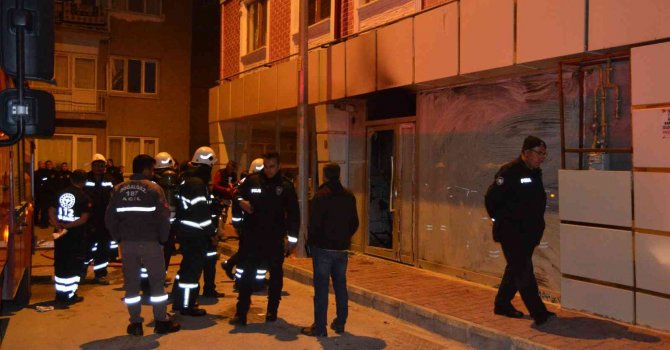 Depoda çıkan yangın mahalleliyi sokağa döktü