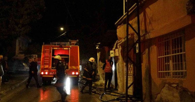 Benzinle tutuşturulmak istenen soba evi yaktı, 3 kişi dumandan etkilendi