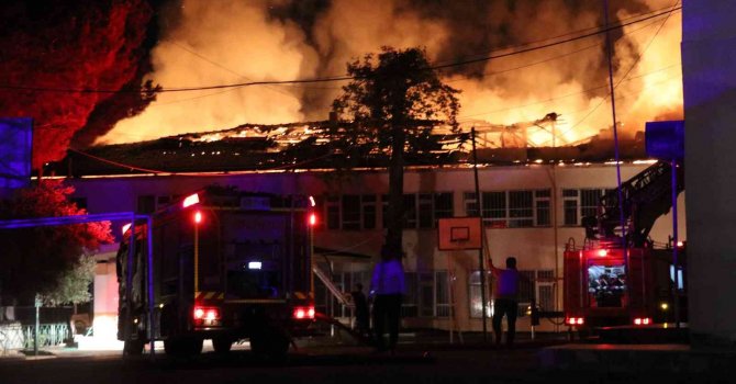 Alanya’da tadilatta olan lisenin çatısı alev alev yandı
