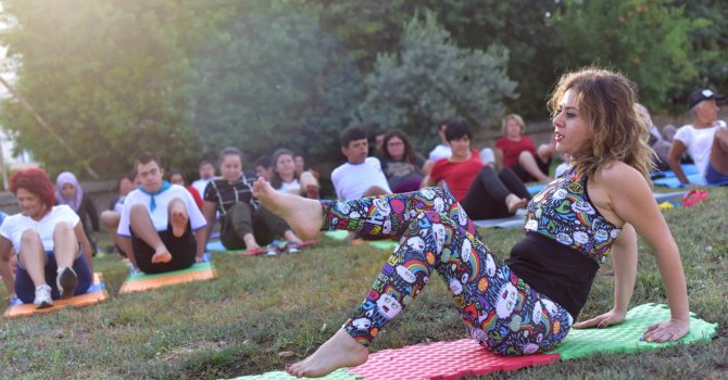 Özel çocuklara yoga kursu