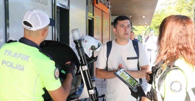 Scooterda biri çocuk 4 kişiyle ölüme meydan okuyan yolculuk