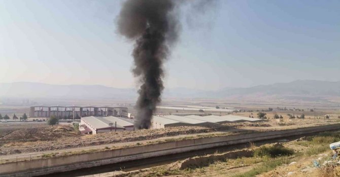 Lastik yangınının dumanı gökyüzünü sardı