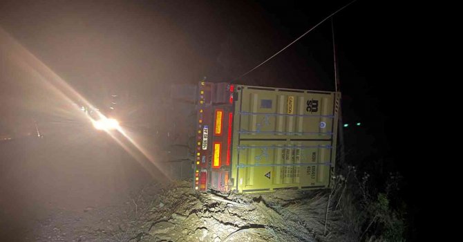 Antalya’da virajı alamayan bebek maması yüklü tır devrildi: 1 yaralı