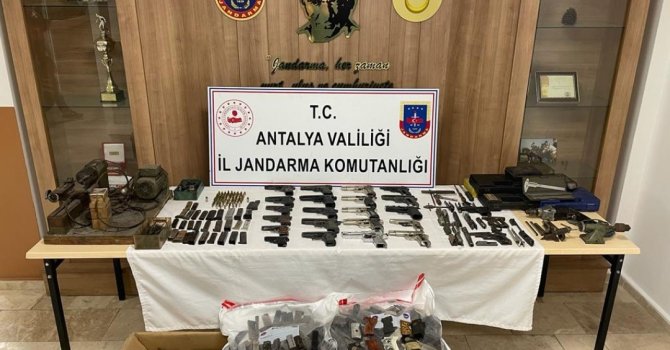 Antalya’da 22 adet ruhsatsız tabanca ele geçirildi