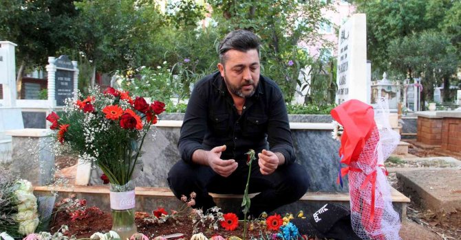 Öğretmeninin evinde ölü bulunan lise öğrencisi, doğum gününde mezarı başında anıldı