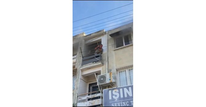 Yangında mahsur kalan yaşlı adamı itfaiye ekipleri kurtardı