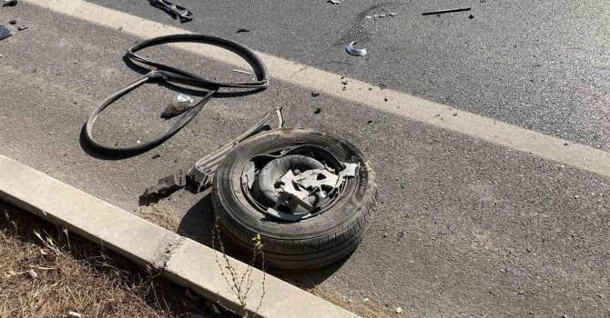 İki otomobil çarpıştı, birinin tekeri fırladı: 2 yaralı