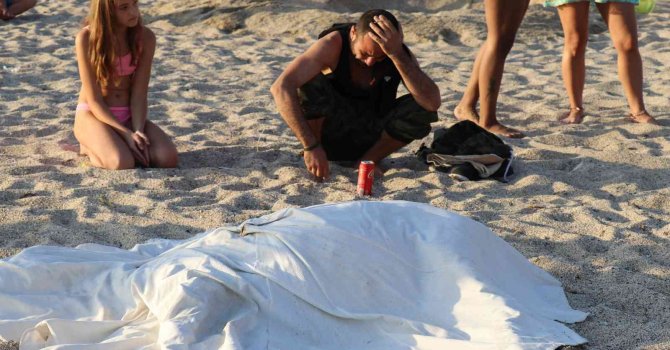 Dünyaca ünlü plajda denize giren eşek telef oldu