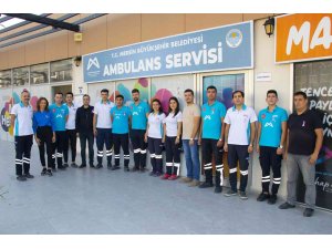 Meme kanserine karşı pembe kurdele taktılar