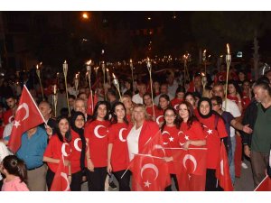 Ceyhan’da zeybekli meşaleli kutlama