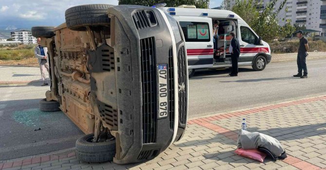 Devrilen aracın sürücüsü hafif sıyrıklarla kurtuldu