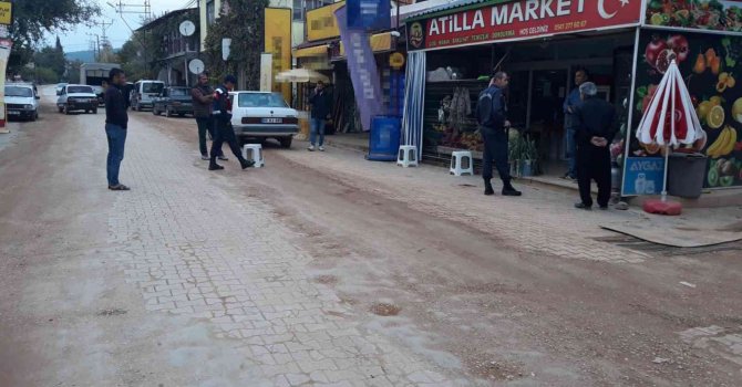 Bakkalı kurşunladılar, müşteri vuruldu