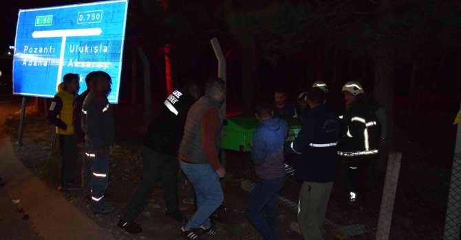 Adana’da elma yüklü kamyon fabrika bahçesine uçtu, sürücü hayatını kaybetti