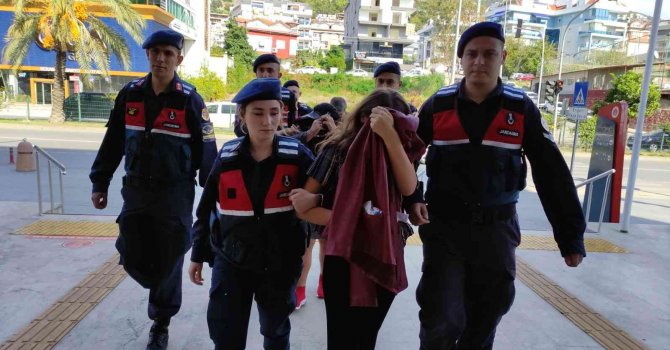 Yeni doğan bebeğin 5. kattan atılmasına ilişkin 3 kişi adliyeye sevk edildi