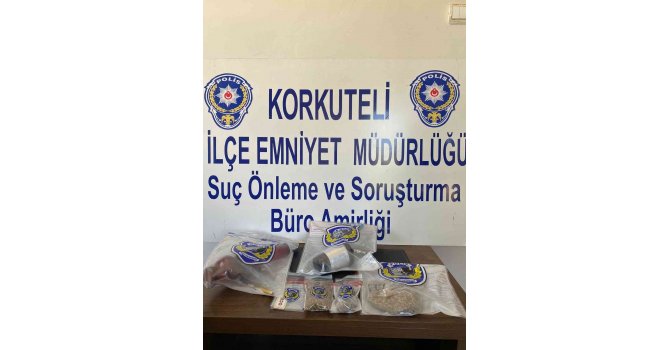 Otodan hırsızlık yaptılar, ’dur’ ihtarına uymayan arkadaşlarının yanında yakalandılar