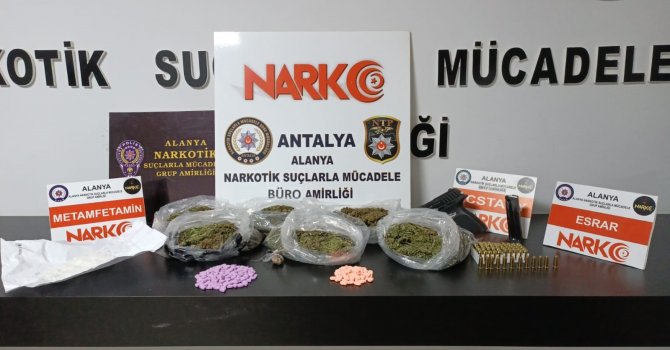 Şüphe üzerine durdurulan araçtan uyuşturucu ve silah çıktı