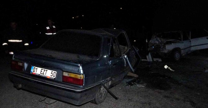 Otomobiller kafa kafaya çarpıştı: 2 ölü, 5 yaralı