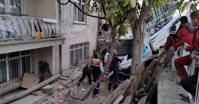 Önce otomobile ardından bahçe duvarına çarptı