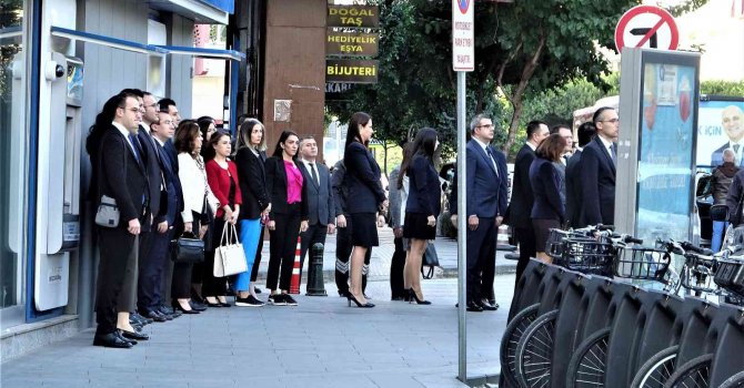 Saygı duruşu sırasında yaşanan zincirleme kazada 6 araç birbirine girdi