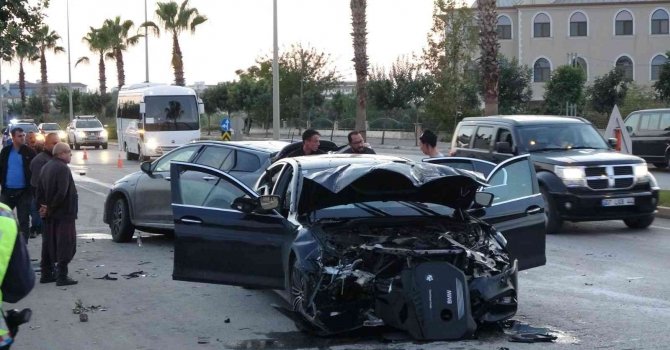 Antalya’da çarpışan otomobiller hurdaya döndü: 1 yaralı