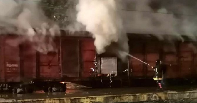 Osmaniye’de parke yüklü vagon yandı