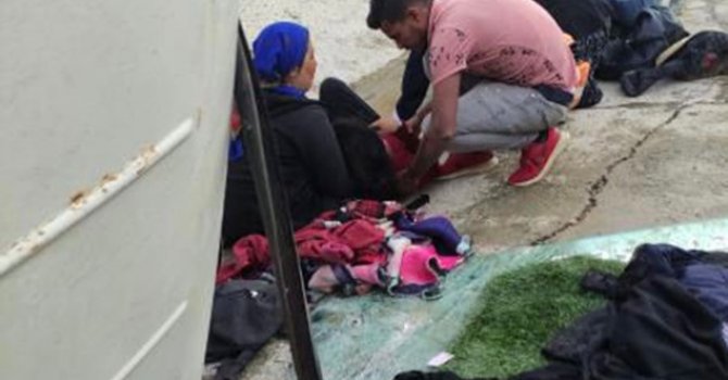 Tarım işçilerini taşıyan midibüs devrildi: 12 yaralı