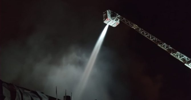 Hatay’da mobilya fabrikası alevlere teslim oldu, fabrika kullanılamaz hale geldi