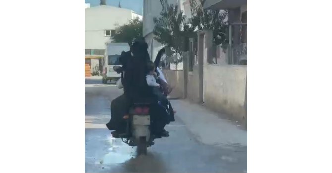 Eline serum takılı çocuğunu elektrikli bisikletle taşıdı