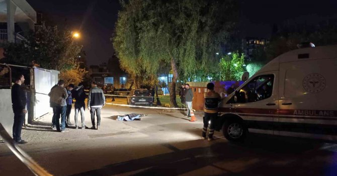 Otomobil ile geldiler, sokakta yürüyen kişiyi başından vurup öldürdüler