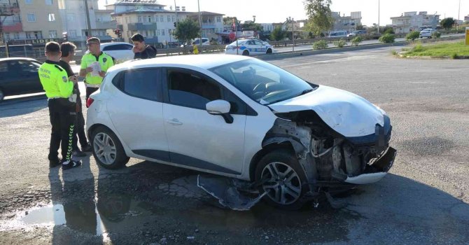 Aynı noktada 2 saat arayla iki trafik kazası güvenlik kamerasında