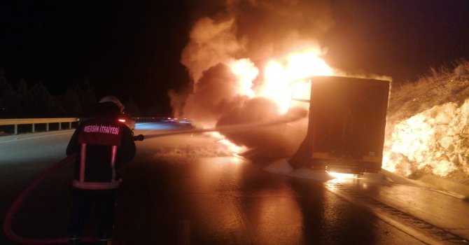 Tarsus’ta tır alev alev yandı