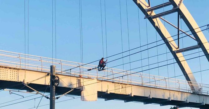 Cami minaresinde intihar girişiminde bulunan şahıs, bu sefer de üst geçide çıktı