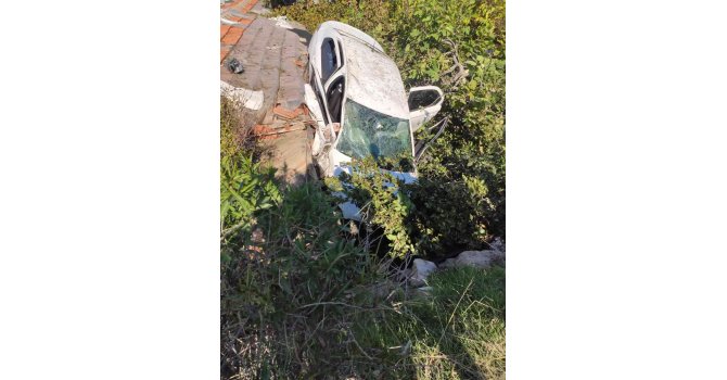 Yoldan çıkan otomobil sundurmanın üzerine düştü: 1’i ağır 2 yaralı