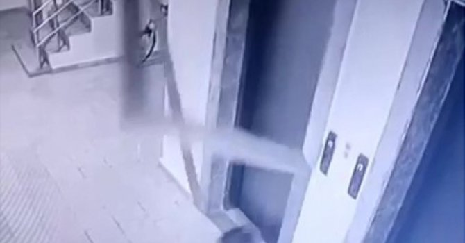 Asansör kenarındaki mermer düştü, çocuk kıl payı kurtuldu