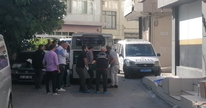 Terastan düşen adam feci şekilde can verdi