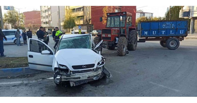 Traktörle otomobil çarpıştı: 2 yaralı