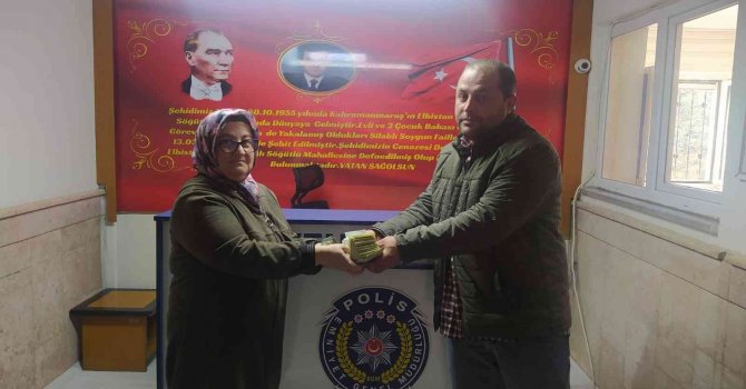 Bulduğu döviz dolu poşeti sahibine teslim etti