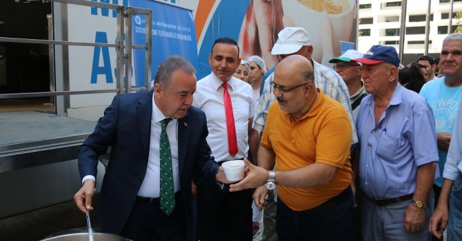 Başkan Böcek Aşure dağıttı