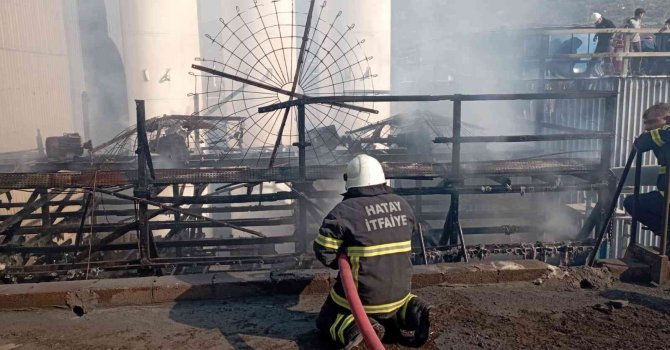 Hatay’da demir çelik fabrikasında patlamadan sonra yangın çıktı