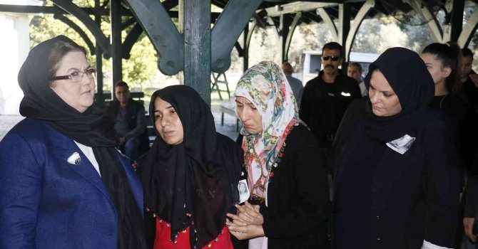 Minik Ecrin ve babasının cenazesi toprağa verildi