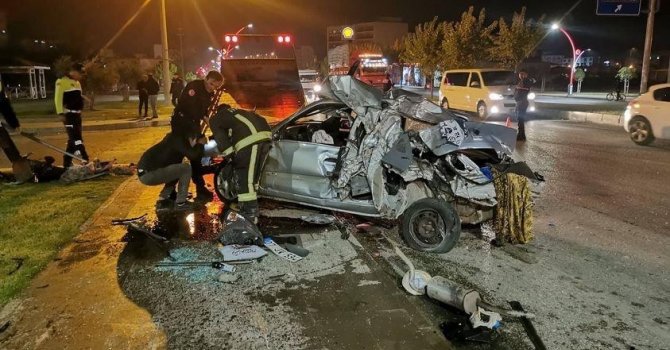 Köprü bariyerine çarpıp hurdaya dönen otomobilden yaralı olarak çıktı