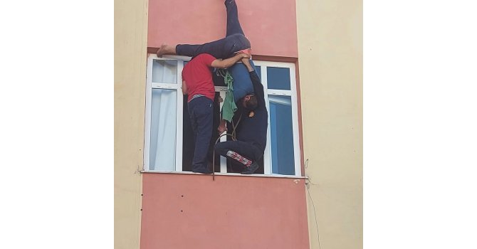 Evine çatıdan sarkıp pencereden girmek istedi, halat kısa gelince asılı kaldı