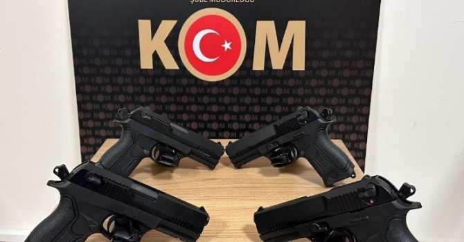 Uygulama noktasında durdurulan araçta 4 ruhsatsız tabanca bulundu